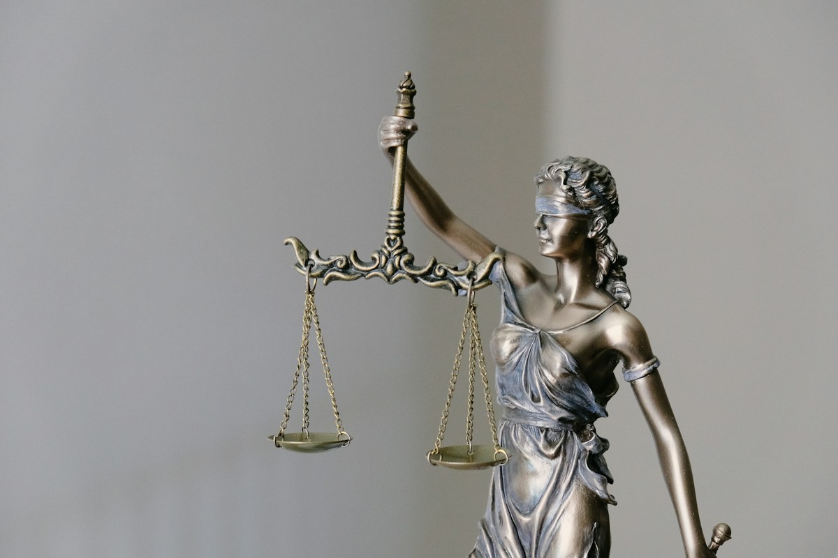 Statue de la Justice, les yeux bandés, tenant une balance